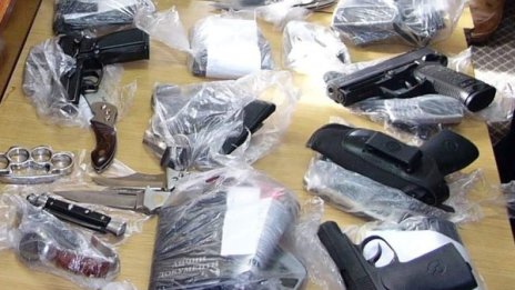 Боен арсенал откри полицията в къща и кола на варненец