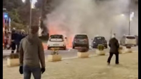 Електрическа кола пламна на пл. "Александър Невски" 