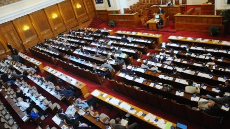 Ремонтирано кафене и кожени кресла посрещнаха депутатите