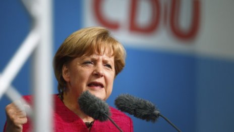Коалицията на Меркел увеличава преднината си месец преди изборите в Германия
