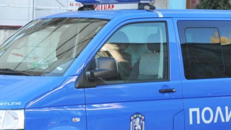 80-годишен рани двама полицаи с нож