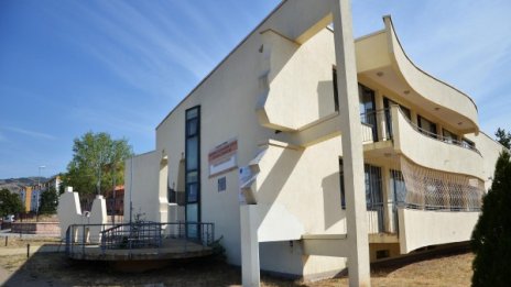 Задържаха майката, хвърлила бебето си от втория етаж