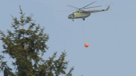Хеликоптер гаси огнените езици край Свиленград