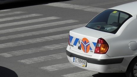 Подновяват маркировките на „зебрите“ около столичните училища 
