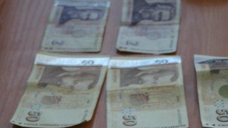 Измамници си "развалиха" дребни и свиха 7 бона
