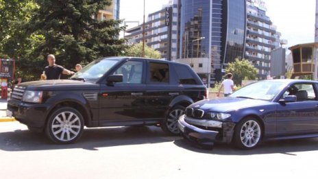 Кола и джип се натресоха на бул."България"