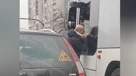 Агресия: Мъж удари и захапа шофьор на градския транспорт в София