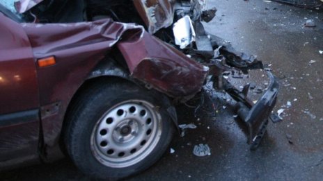 Двама младежи пострадаха след сблъсък със стълб