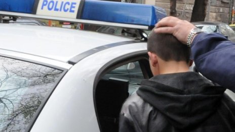 Препил подхвъли пари на катаджии, спряха му мерака