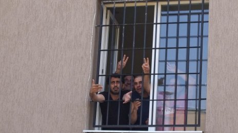 Правителството с мерки за справяне с бежанския поток