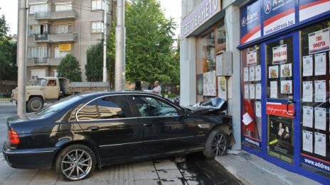 Пиян се натресе с BMW в магазин