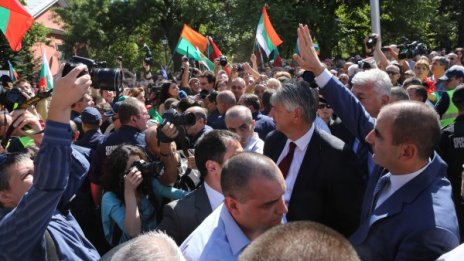 Цветанов и ГЕРБ-ери се сляха с протеста, крещящ: Избори!
