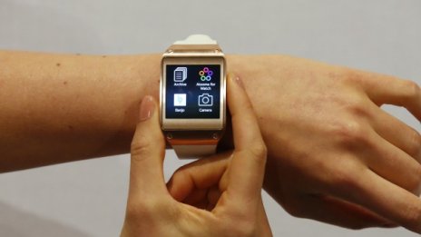 С Galaxy Gear смартфонът остава в джоба