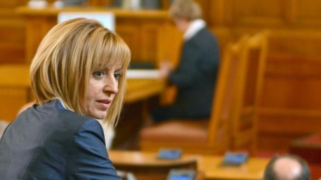 Министрите се разработиха, но мълчат, упрекна ги Манолова
