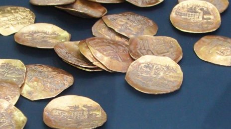 Иззеха над 130 старинни монети, накити и пръстени
