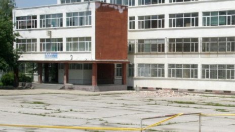 Мият дворовете на столичните школа за първия учебен ден 