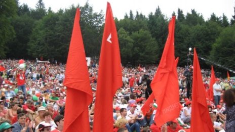 Другарски спор: Кой е новият поп Кръстьо на БСП?