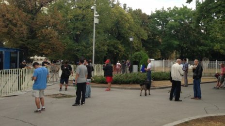 Без кафе на протеста пред НС, само свирки и барабани 