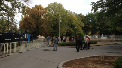 Десетина души се събраха на протест пред парламента