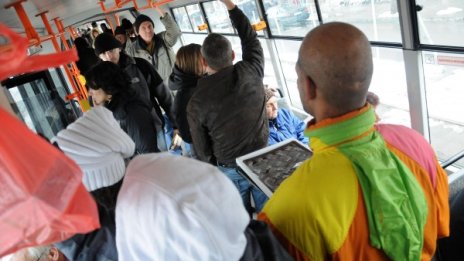 Ходиш с мръсни дрехи? Свалят те от градския транспорт