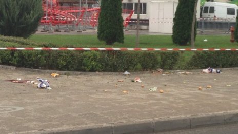 Кола помете пешеходци пред столичния The Mall