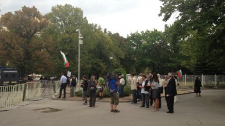Вял сутрешен протест пред парламента