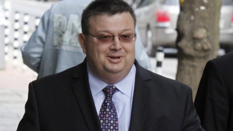 Цацаров засипан от книжа, не ще да се превръща в "читалня"