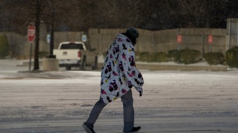 Снежните бури в Афганистан отнеха поне 61 живота