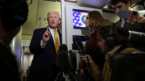 Тръмп призова Гренландия за сделка: Защитата им е колкото два кучешки впряга