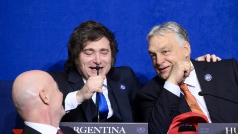 Орбан и Хавиер Милей "купонясваха" по време на "Съвета за мир" на Тръмп ВИДЕО