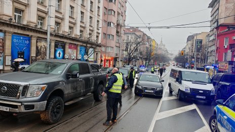 И “Величие” на протест срещу кабинета, движението е блокирано пред парламента СНИМКИ