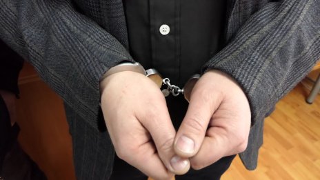 Задържаха мъж във Варна за издаване на фалшиви медицински документи за работа с храни