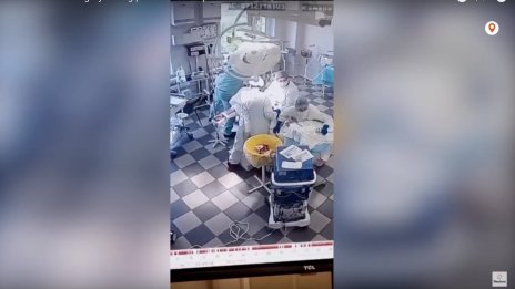 Руски лекари спокойно извършват операция по време на мощното земетресение ВИДЕО