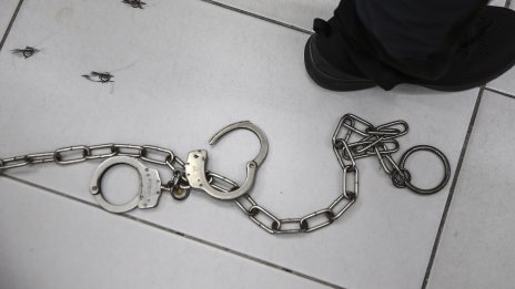 Като диво животно на сватба: Британец отхапа пръсти на друг мъж по време на бой