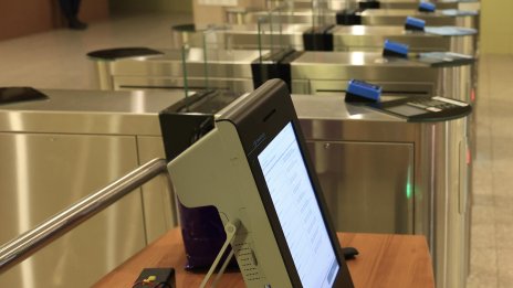 80-годишен е мъжът, открит в безпомощно състояние в асансьор на метрото