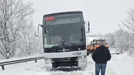Автобус с 25 души е закъсал край свищовското село Вардим 