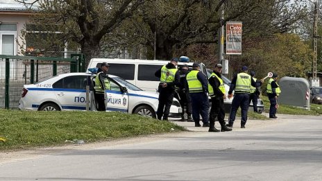 Двама задържани за кредитна измама за 49 000 евро