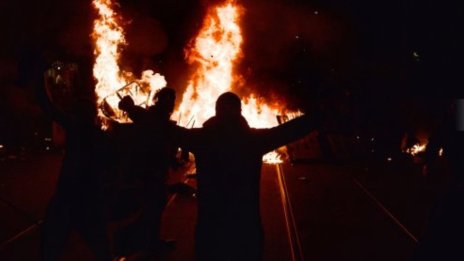 Огромен мирен протест в София: после качулки, огън, арести и погроми