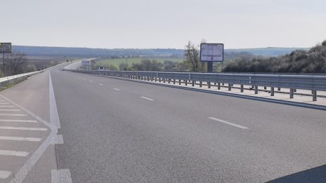 Два автомобила блъснаха и убиха мъж, слязъл от колата си на АМ „Тракия“