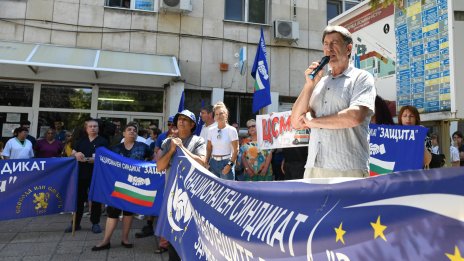 "Взех 650 евро заплата, 350 дадох за ток": Медици излязоха на протест (СНИМКИ)