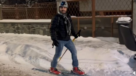 Студената вълна в Румъния: Мъж отиде на работа със ски ВИДЕО