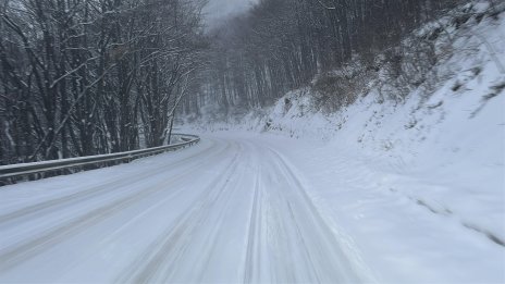 Сняг вали на прохода Шипка, в Смолянско има снегонавявания