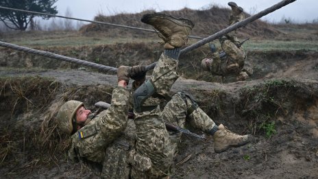 Дронове срещу петрол: Украйна удря по най-слабата точка на Русия