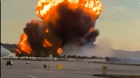 Самолет излетя в САЩ с пламъци на крилото, разби се и предизвика пожар ВИДЕО