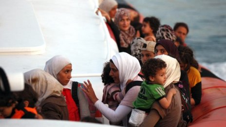 Хванаха 400 сирийски бежанци за нощ до Сицилия