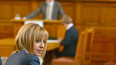 Борисов, като е толкова голям, защо зависи от Сидеров, пита Манолова