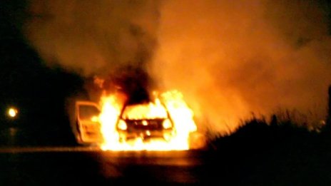 Мъж запали три автомобила, след като ги ограби