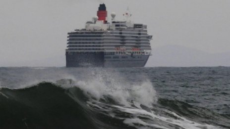 Вятърът и вълните уплашиха "Queen Elizabeth"