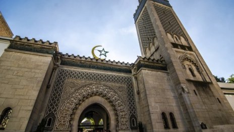 Трима ранени при престрелка край джамия в Париж
