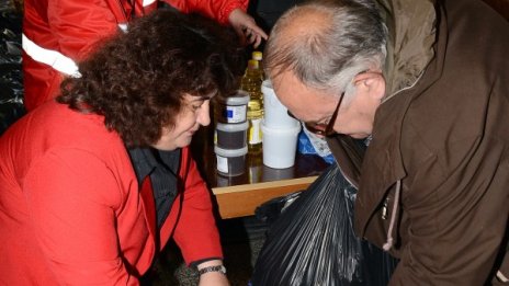 Боб, ориз и вафли за над 330 хил. бедни българи